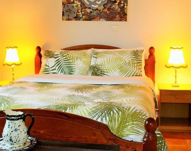 Old School Weather Shed – Rustic Queen Room