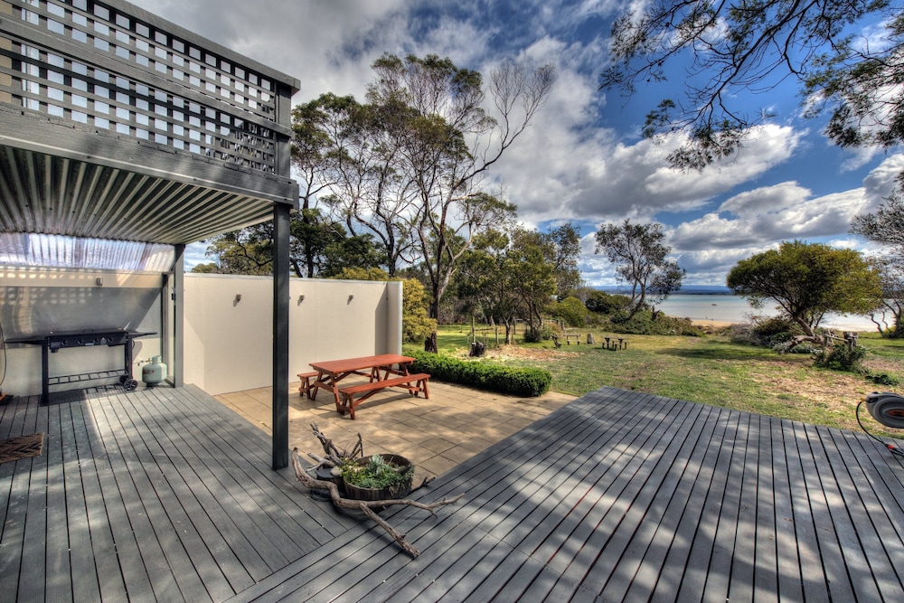 Absolute water frontage. Free wifi. Outdoor dining, sundeck & courtyard.