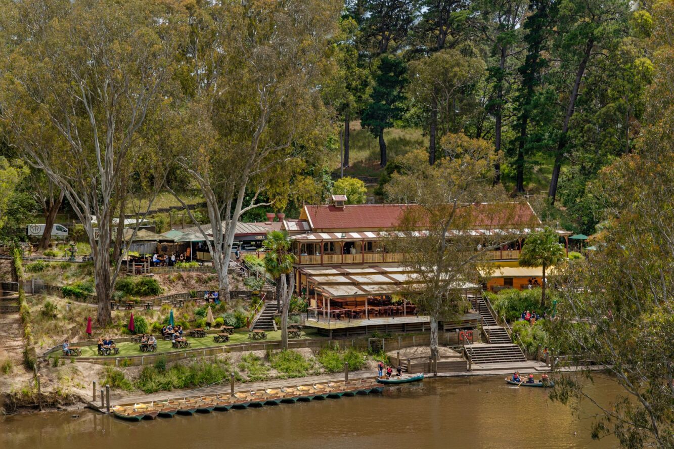 Melbourne Tour:  Walk the Yarra & Historic Boathouse Lunch